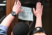 Photo of Сотрудник МВД, священник, «дикий десантник». Пять россиян, ставших политзаключенными за год войны в Украине