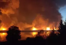Photo of «Город в тумане от дыма, дышать нечем». Что происходит в Торопце, рядом с атакованным дронами ракетным арсеналом