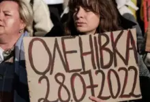 Photo of «Он просто истек кровью у меня на руках». Новые свидетельства спустя три года после удара по колонии в Еленовке