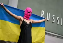 Photo of «Наслаждайтесь шоу, игнорируйте войну». На Венецианской биеннале вопреки протестам заработал павильон России