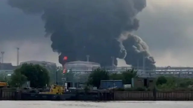 Photo of Массированная атака дронов ВСУ по Петербургу: горит нефтяной терминал