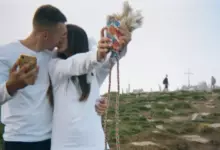 Photo of На кладбище и у моря. Как в Украине женятся и разводятся онлайн