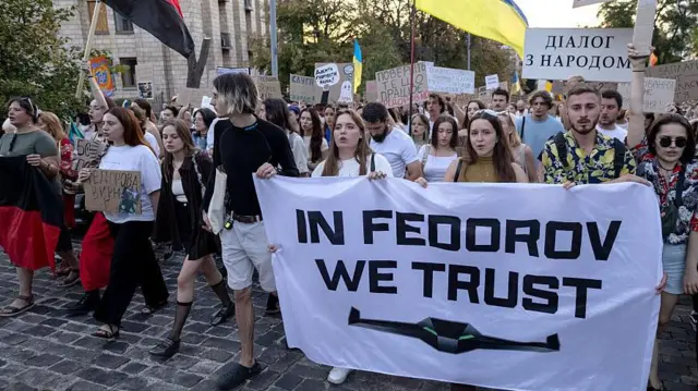 Photo of Федоров против Зеленского. Украина проведет выборы? Текстовая версия подкаста «Что это было» с обозревателем Константином Скоркиным