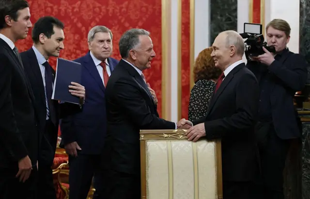 Photo of «Прошу передать наилучшие пожелания Трампу». Путин принимает за закрытыми дверями американскую делегацию, приехавшую говорить о мире