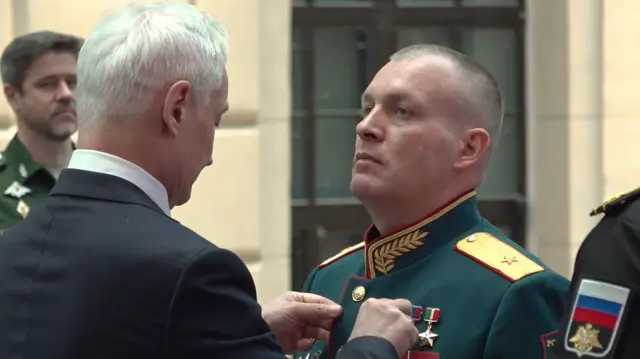 Photo of «Везет тому, кто везет». Генерал, которого хвалил Путин, погиб через две недели после награждения звездой Героя России