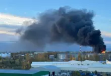 Photo of Массированный удар по Санкт-Петербургу: пожары на нефтяных объектах, повреждены центр «ВКонтакте» и склад Ozon. Что известно