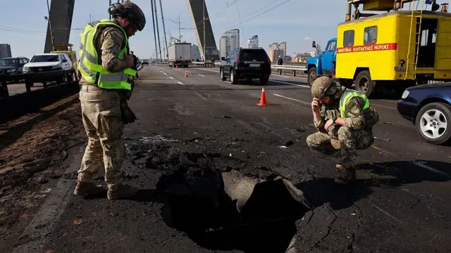 Photo of «Они думают, что мы не ответим?» Россия ударила по мосту в Киеве в день визита Мерца, Зеленский пообещал дать отпор